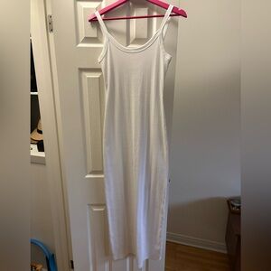 Maxi white fitted dress, rib knit effect.